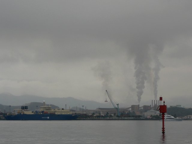 41- Cargos et usine de traitement du nickel a Noumea 